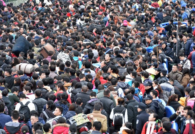 Çin'de yeni yıl tatiline çıkan on binlerce yolcu tren istasyonunda mahsur kaldı
