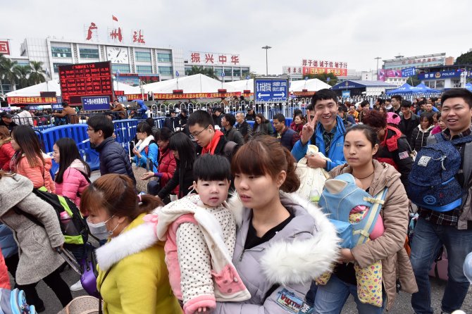 Çin'de yeni yıl tatiline çıkan on binlerce yolcu tren istasyonunda mahsur kaldı