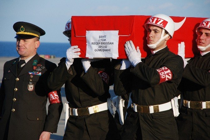 Gümüşhaneli Şehit Teğmen Erdoğan’ın Cenazesi Askeri Uçakla Trabzon’a Getirildi