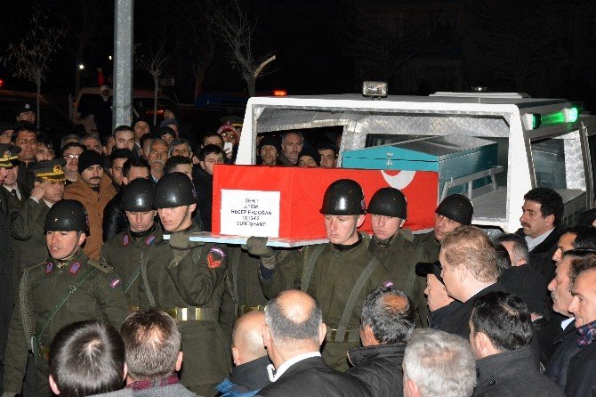 Şehit Teğmen Erdoğan’ın Cenazesi Gümüşhane’ye Getirildi