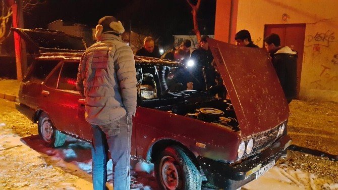 Dursunbey’de Araç Kundaklandı