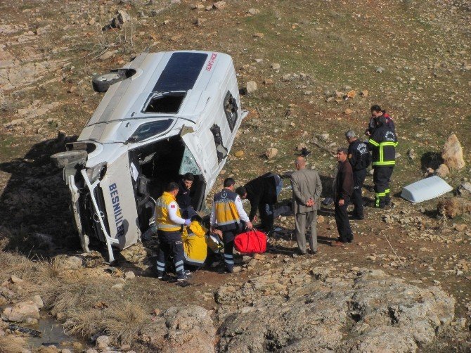 Gaziantep’te Yolcu Minibüsü Dereye Uçtu: 5 Yaralı