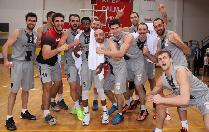 Basketolda İzmir derbisini de kazanan Gediz Üniversitesi çıkışını sürdürdü