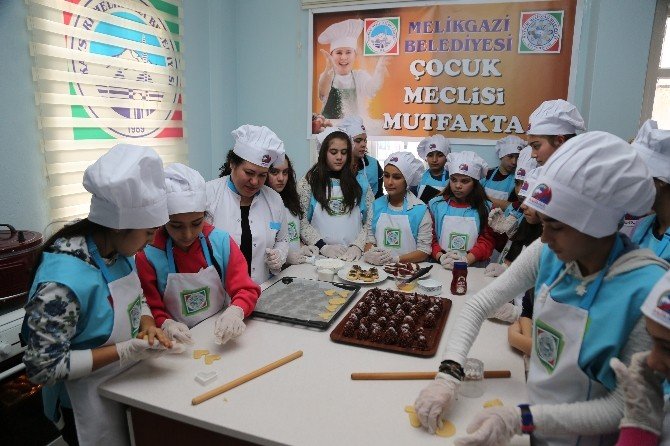 Çocuk Meclisi Üyeleri Kayseri Mutfağı Kursundan Sertifika Aldı