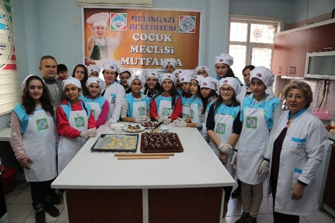Çocuk Meclisi Üyeleri Kayseri Mutfağı Kursundan Sertifika Aldı