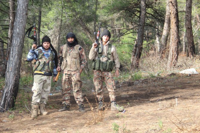 Cephede çatışan Türkmenlere telsizle 'psikolojik yıldırma' taktiği uygulanıyor