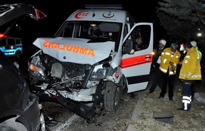 Ambulans Otomobile Çarptı: 4 Yaralı