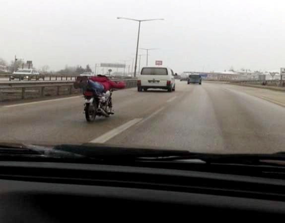 Otoyolda Motosikletle Şov Yapan Genç Trafiği Tehlikeye Düşürüyor