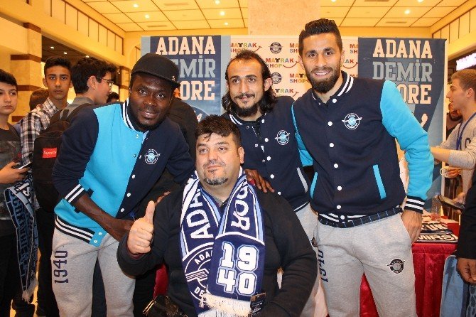 Adana Demirspor’lu Oyunculara İmza Gününde Yoğun İlgi