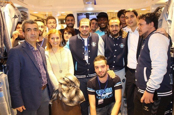 Adana Demirspor’lu Oyunculara İmza Gününde Yoğun İlgi