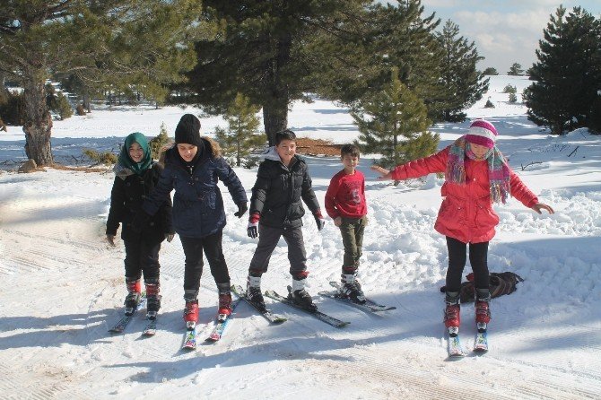 Burdurlu Gençler, Kayak Yapmayı Öğreniyor