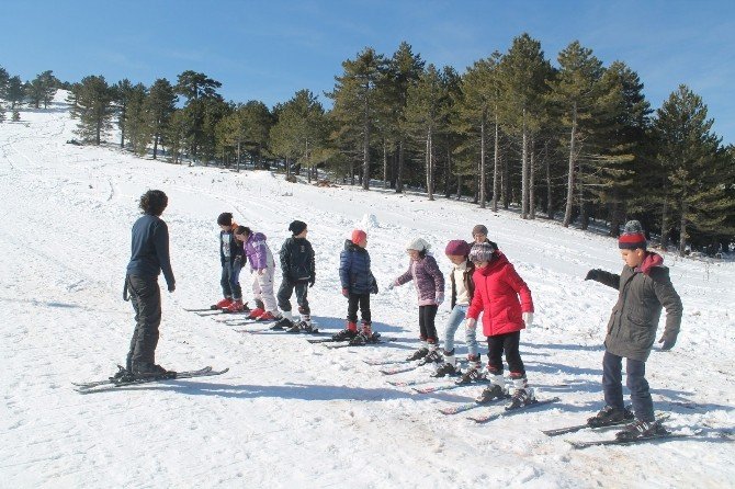 Burdurlu Gençler, Kayak Yapmayı Öğreniyor