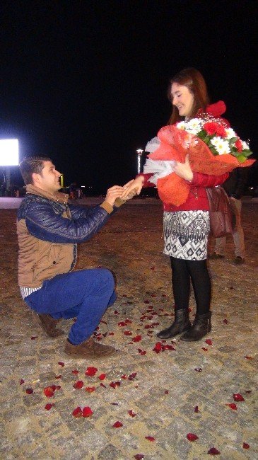 İskele Meydanında Sürpriz Evlilik Teklifi