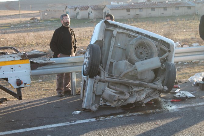 Kafa kafaya çarpışan araçlardan biri ikiye bölündü: 5 ölü, 2 yaralı
