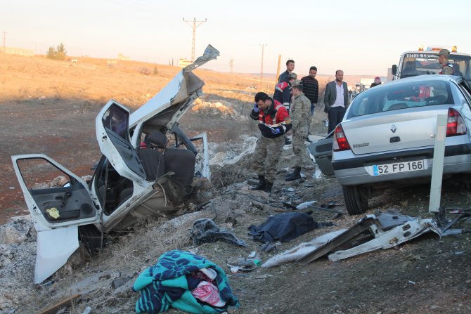 Kafa kafaya çarpışan araçlardan biri ikiye bölündü: 5 ölü, 2 yaralı