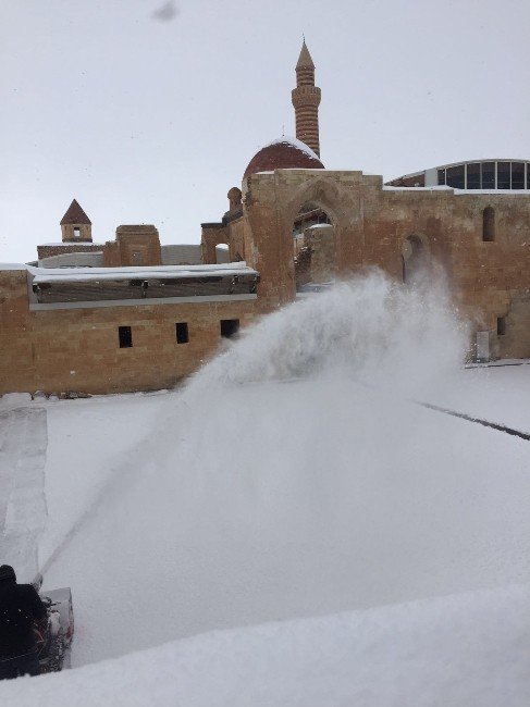 İshak Paşa Sarayı’nda Kar Temizleme Çalışması