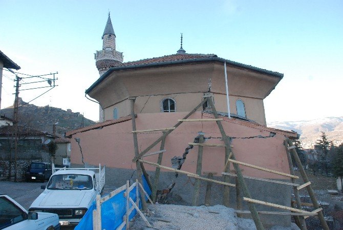 Yıkılma Tehlikesi Olan Tarihi Cami Askıya Alındı
