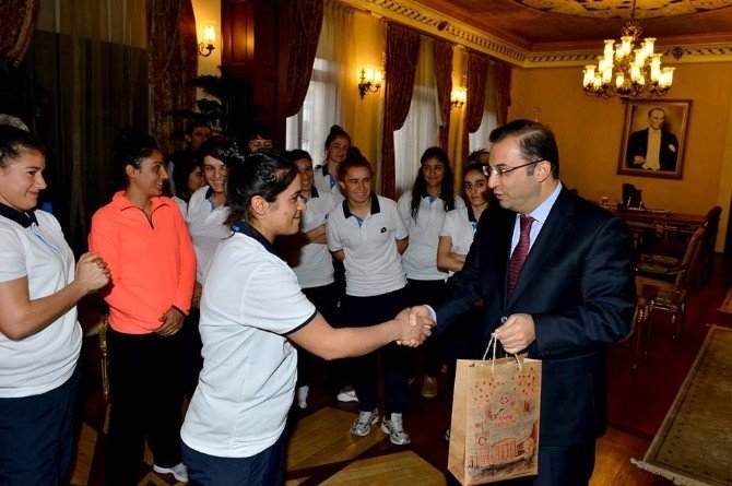 Antalya Valisi Hakkarili Sporcuları Ağırladı