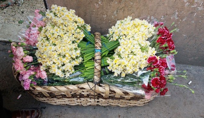 14 Şubat Çiçekleri Mezatta, Alıcılar İse Sırada