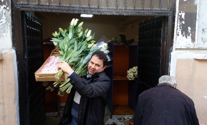 14 Şubat Çiçekleri Mezatta, Alıcılar İse Sırada