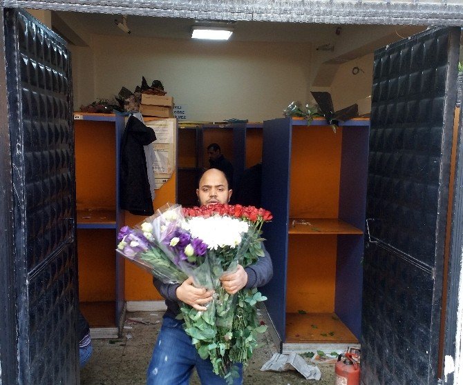 14 Şubat Çiçekleri Mezatta, Alıcılar İse Sırada