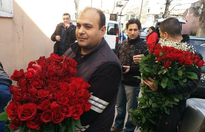 14 Şubat Çiçekleri Mezatta, Alıcılar İse Sırada
