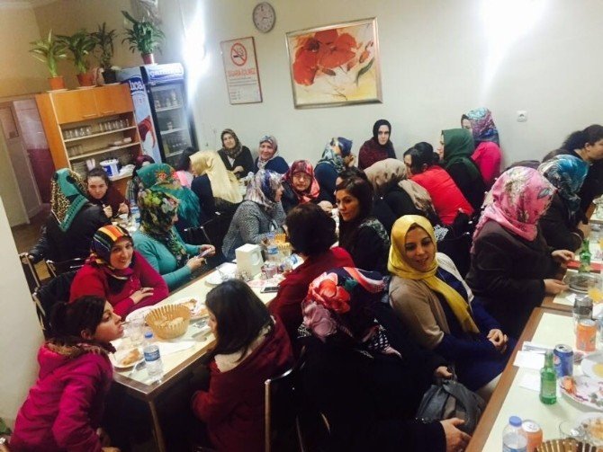 AK Partili Kadınlar Yemekte Buluştu