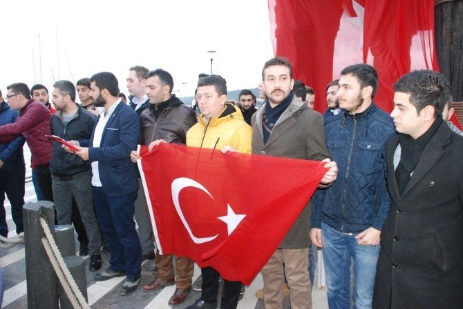 Truva Atı’na Türk Bayrağı Asarak Terörü Protesto Ettiler