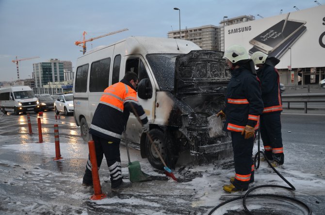Cevizlibağ'da servis minibüsü yandı