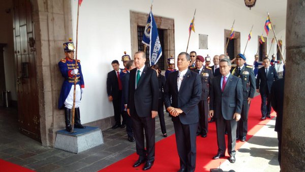 Cumhurbaşkanı Erdoğan, Ekvador'da resmi törenle karşılandı