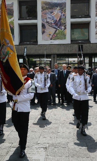 Cumhurbaşkanı Erdoğan, Kahramanlar Anıtı’na Çelenk Bıraktı