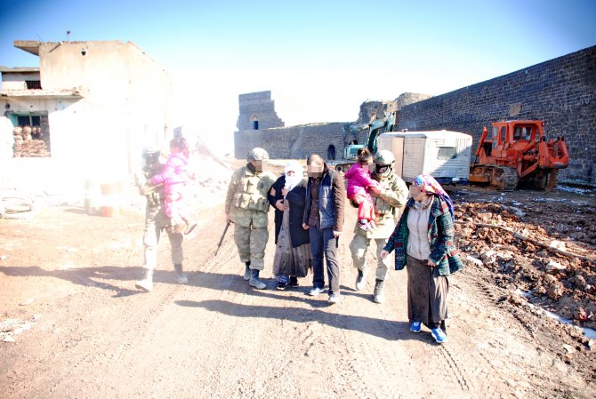 Jandarma, Sur’da mahsur kalan aileyi kurtardı