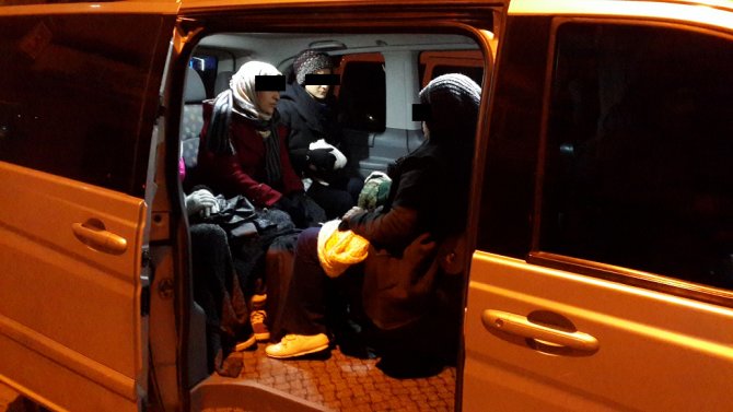 İzmir'de 11 göçmen kaçakçılığı zanlısı yakalandı