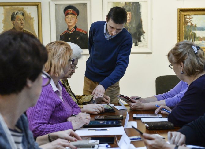 Moskova’da yaşlılar için tablet eğitimi başlatıldı