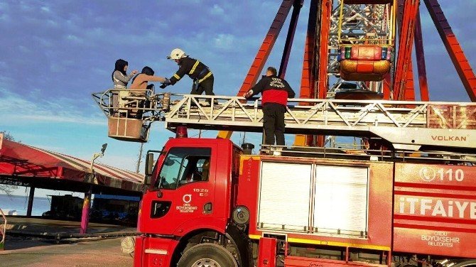 Elektrik Kesilince Dönme Dolapta Mahsur Kaldılar