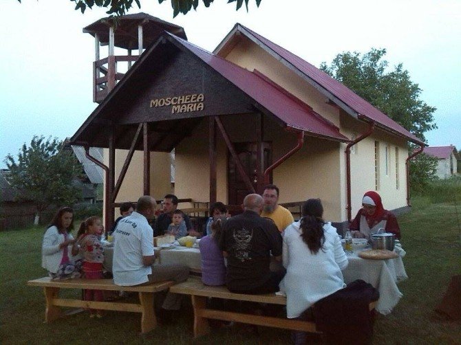 Müslüman Oldu, Romanya’daki Köyüne Cami Yaptırdı