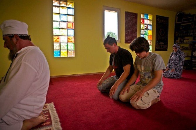 Müslüman Oldu, Romanya’daki Köyüne Cami Yaptırdı