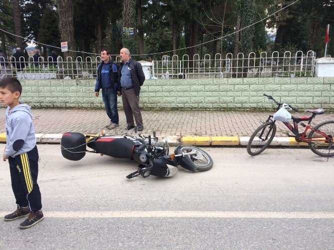 Sakarya’da Otomobil Motosiklete Çarptı: 1 Yaralı