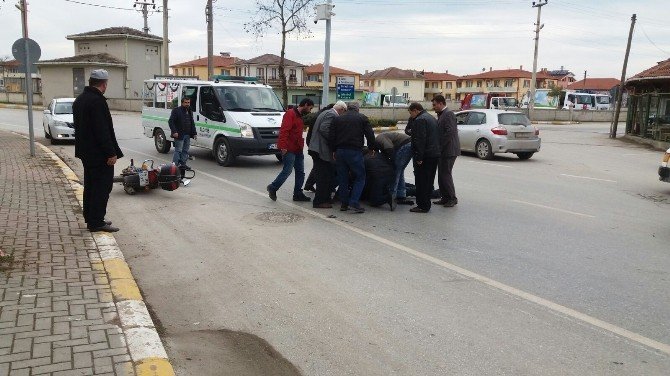 Sakarya’da Otomobil Motosiklete Çarptı: 1 Yaralı