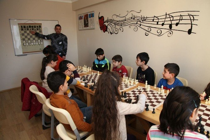 Çocuklara Emek Gençlik Merkezi’nde Satranç Eğitimi