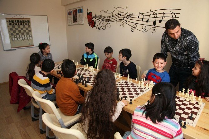 Çocuklara Emek Gençlik Merkezi’nde Satranç Eğitimi