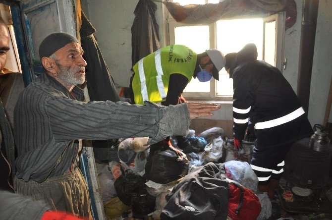 Yaşlı Adamın Evinden 5 Kamyon Çöp Ve 6 Bin Lira Çıktı