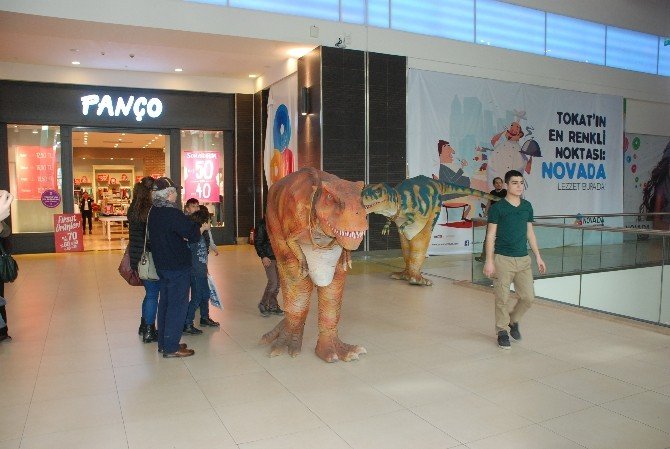 Dinozor Gösterisi Çocukların İlgisini Çekiyor