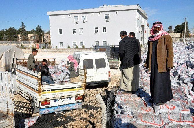 Akçakale’deki Suriyelilere Kömür Yardımı Yapılıyor