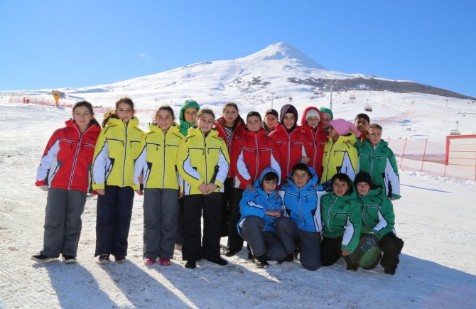 Köy çocuklarına kayak eğitimi veriliyor