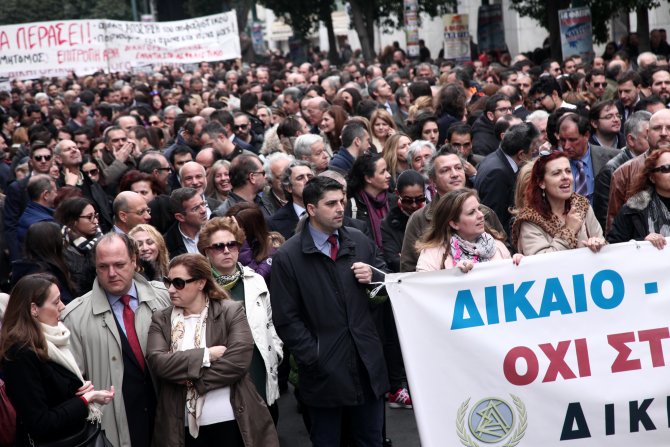 Atina'da 'sosyal sigorta' düzenlemesine Molotoflu tepki