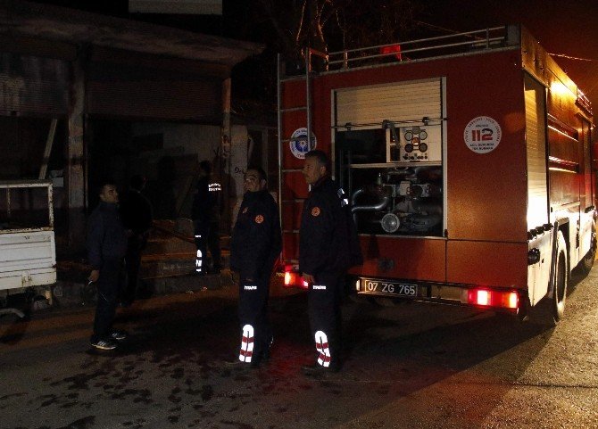 Antalya’da Mobilya Atölyesinde Yangın