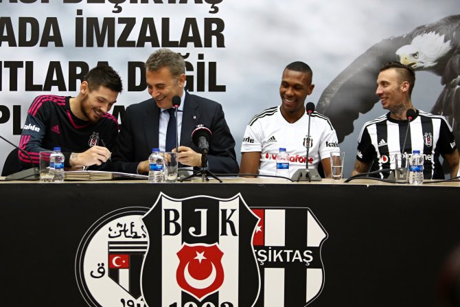 Beşiktaş'ın yeni transferleri için imza töreni yapıldı
