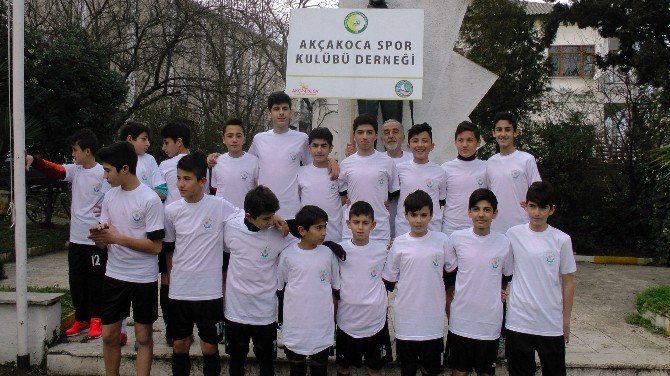 Minik Futbolculara "Bir İyilik Yap" Projesi