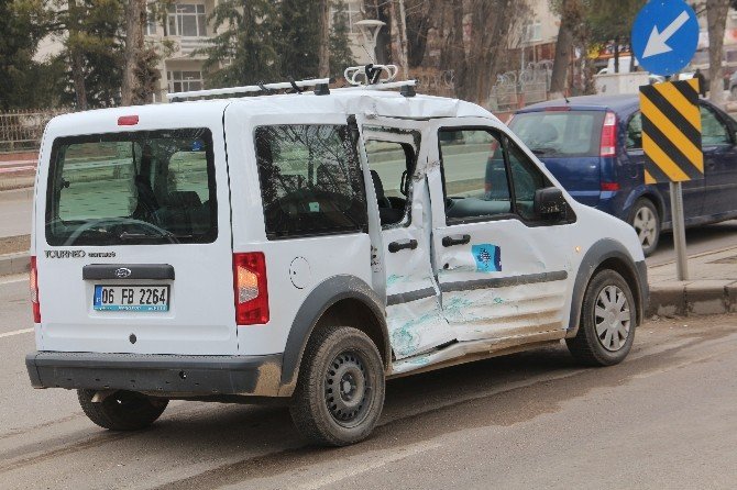 Elazığ’da Hafif Ticari Araç İle Özel Halk Otobüsü Çarpıştı
